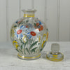 Fortryllende blomstret karaffel med glas