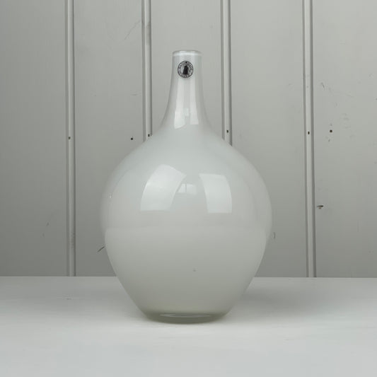 Hvid vase i opalglas, “Salong”, Johanna Jelinek