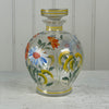 Fortryllende blomstret karaffel med glas