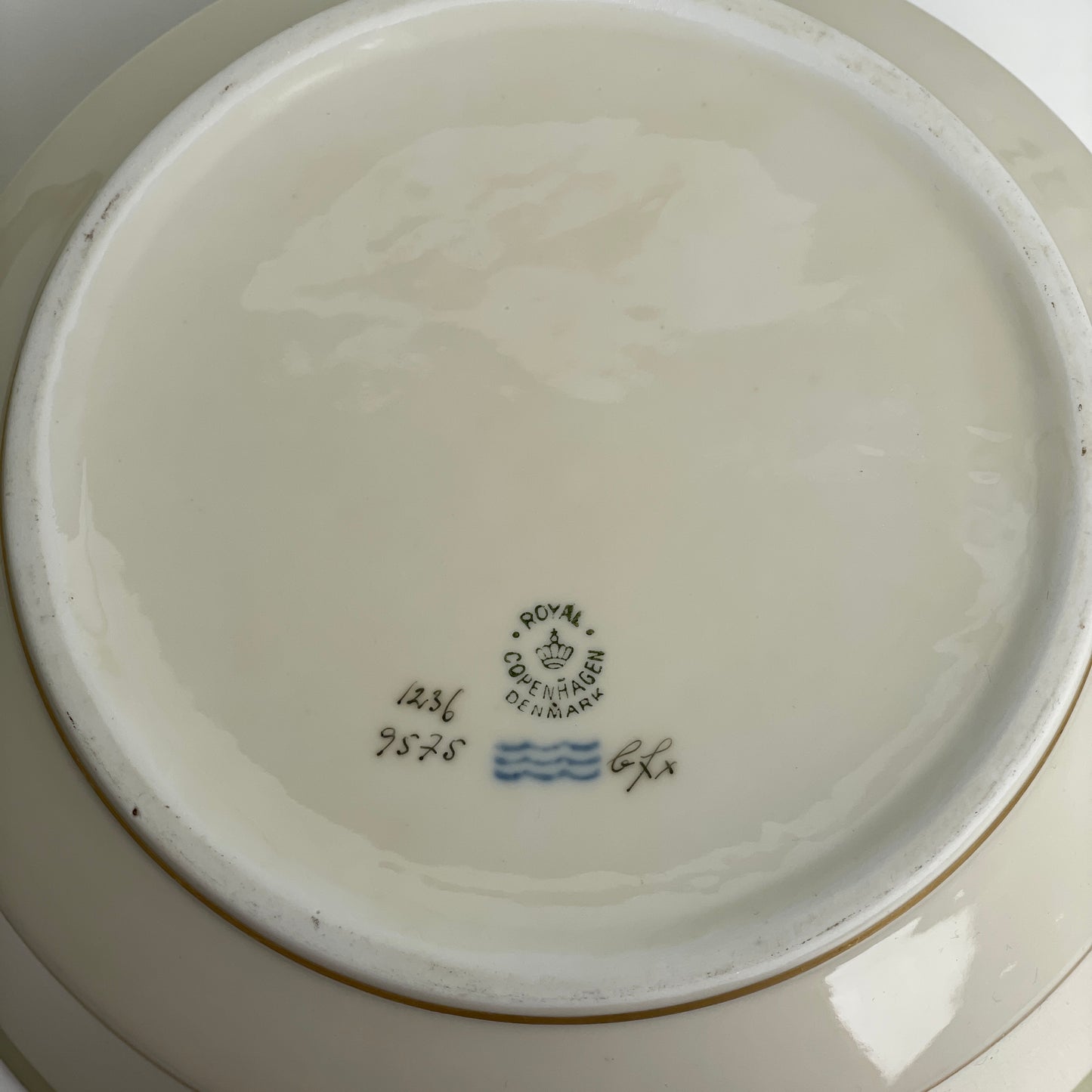 Antik Royal Copenhagen “Broager” lågfad