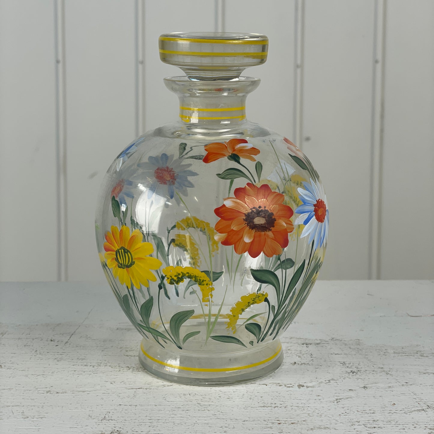 Fortryllende blomstret karaffel med glas