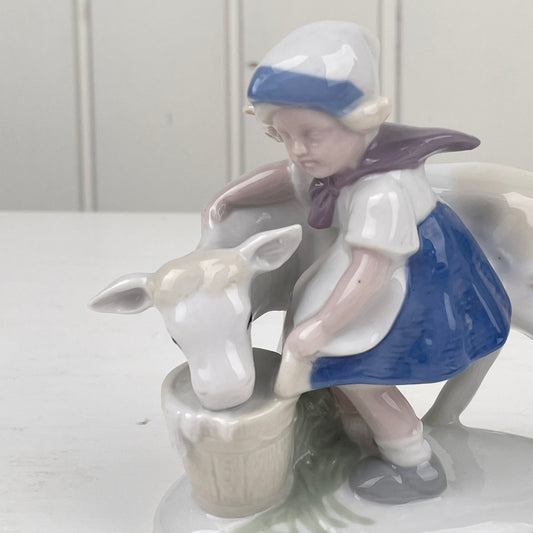 Porcelæns figur, pige med kalv