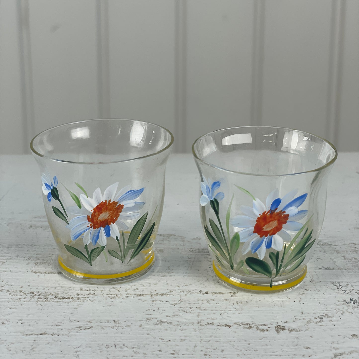 Fortryllende blomstret karaffel med glas