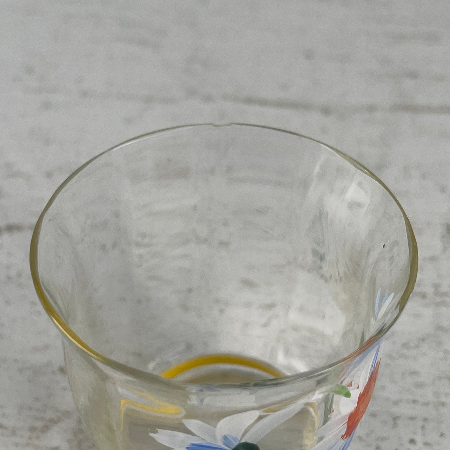Fortryllende blomstret karaffel med glas