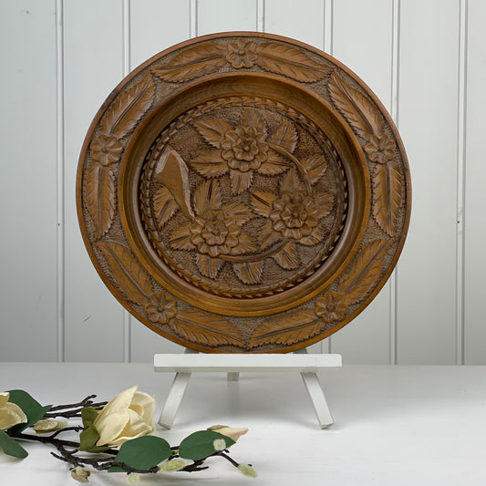 Stort træfad med udskæringer