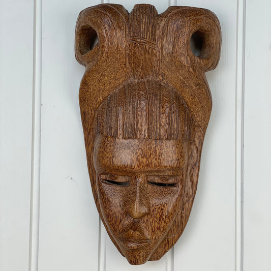 Håndskåret maske