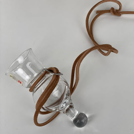 Holmegaard gilde glas i lædersnor. Design af Christer Holmgren