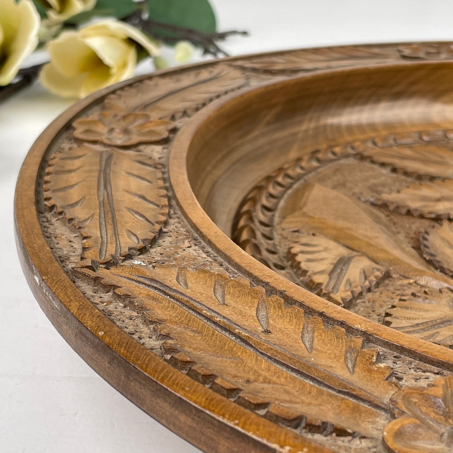 Stort træfad med udskæringer