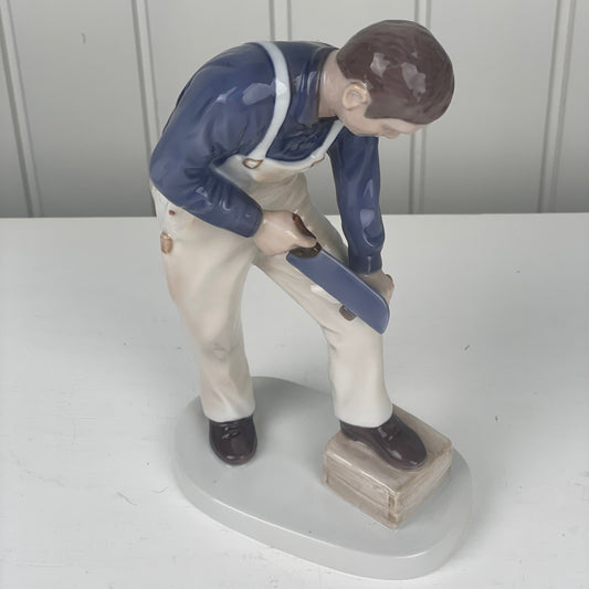Bing og Grøndahl porcelænsfigur “tømreren” af Paul Hauch Carlsen - Mission Afrika Genbrug