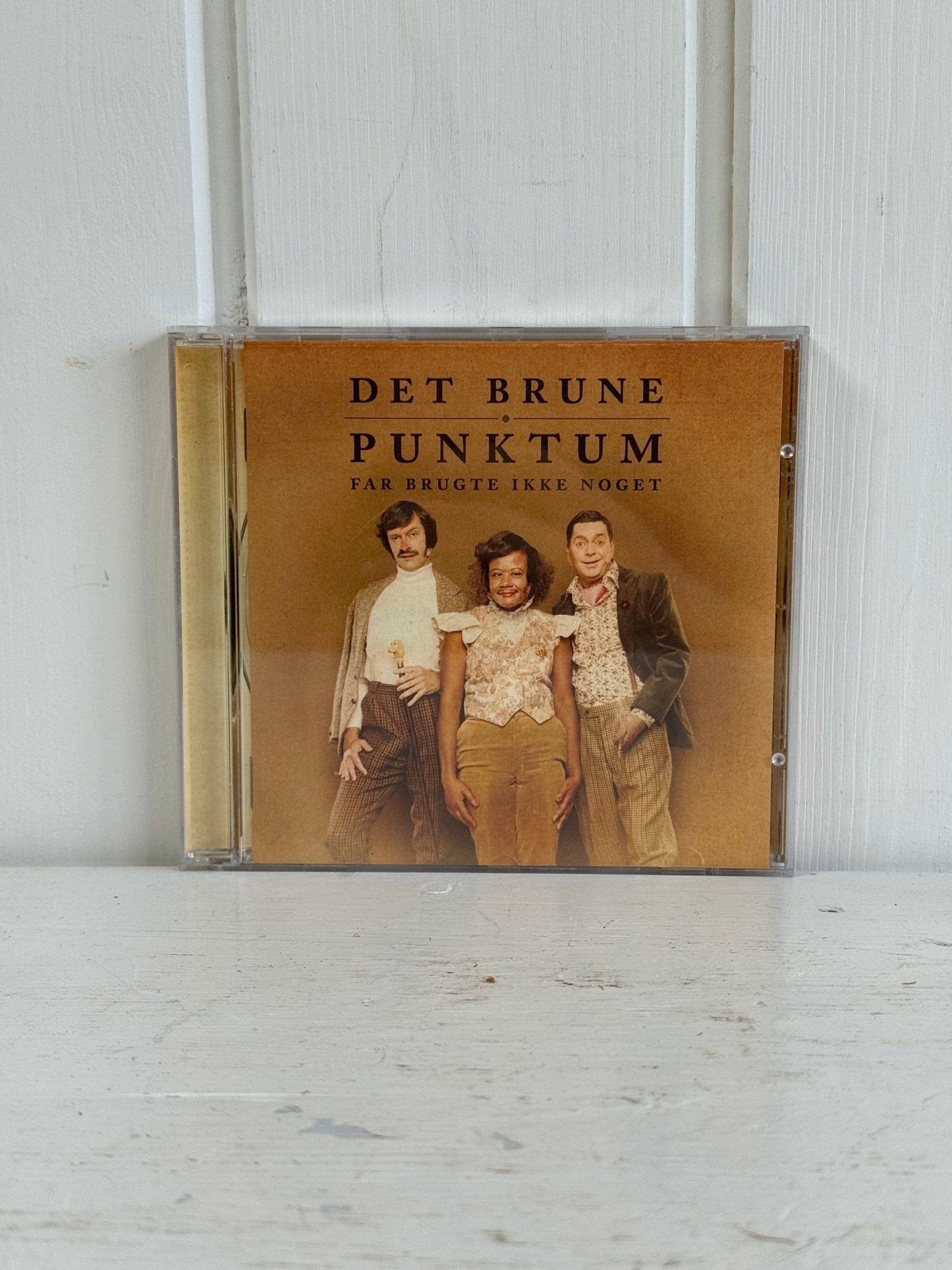 Det Brune Punktum: Far Brugte Ikke Noget (CD) - Mission Afrika Genbrug