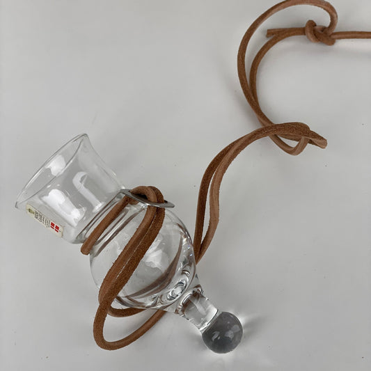Holmegaard gilde glas i lædersnor. Design af Christer Holmgren - Mission Afrika Genbrug