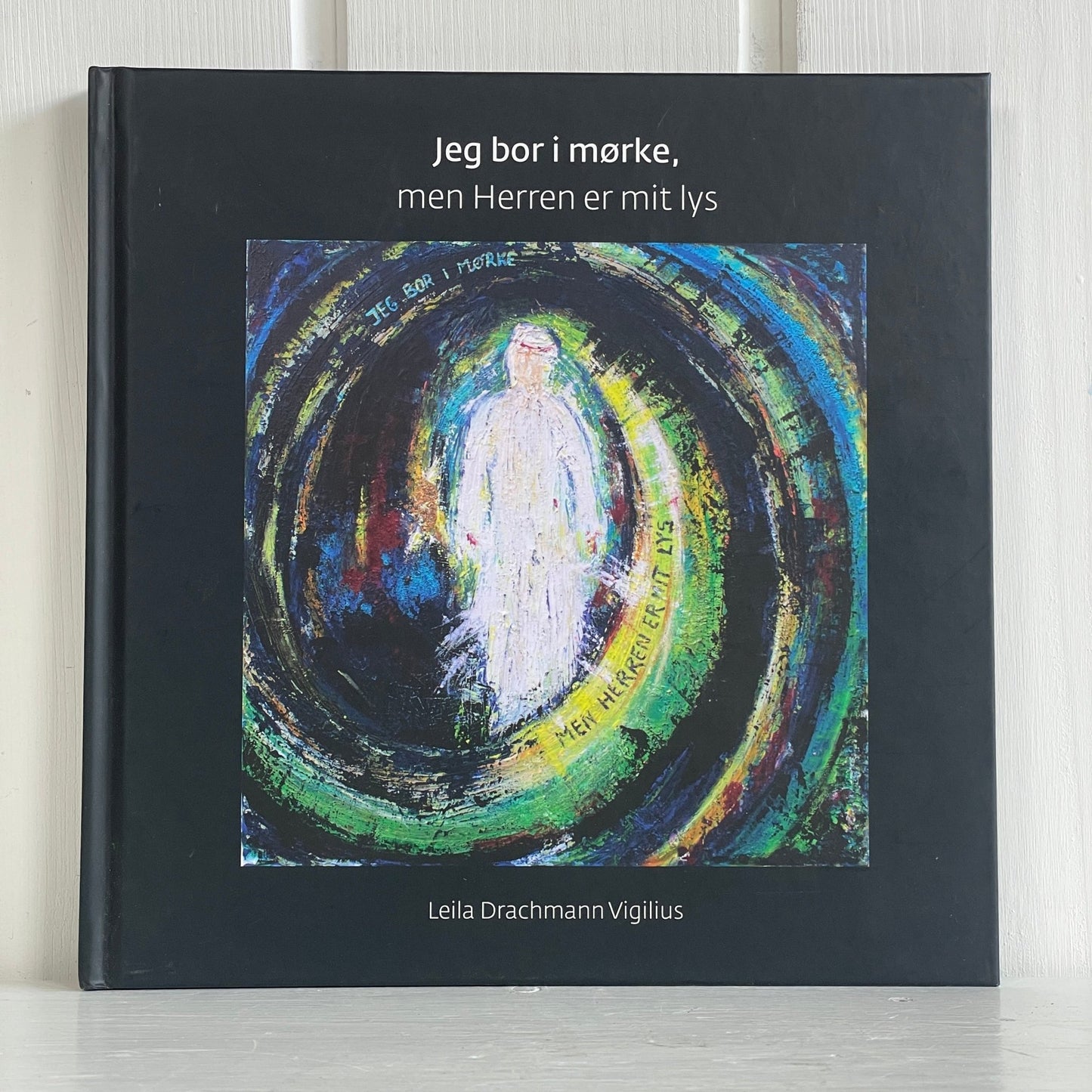 Jeg bor i mørke, men Herren er mit lys - Mission Afrika Genbrug