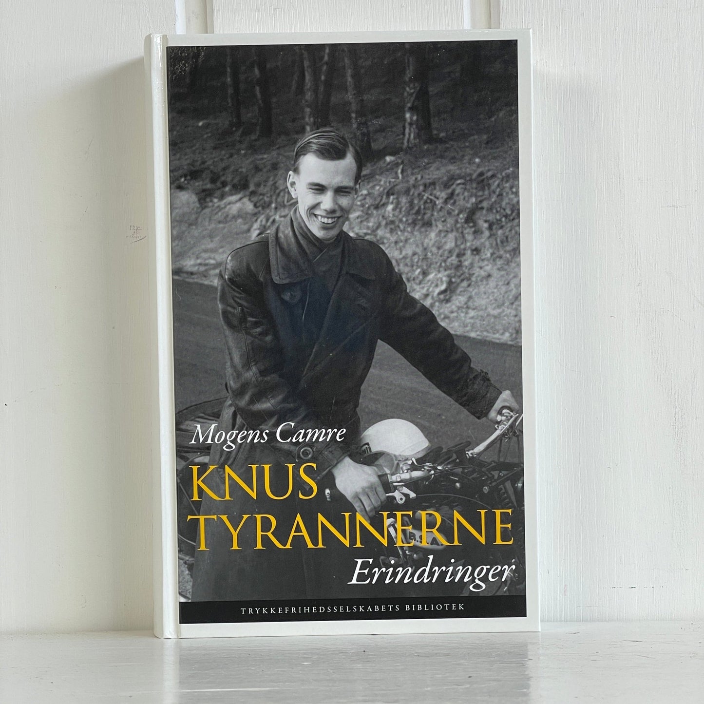 Knus Tyrannerne Erindringer - Mission Afrika Genbrug