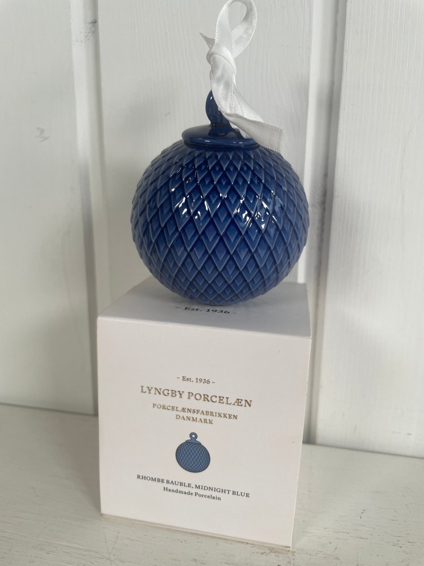 Lyngby håndmalet julekugle - Mission Afrika Genbrug