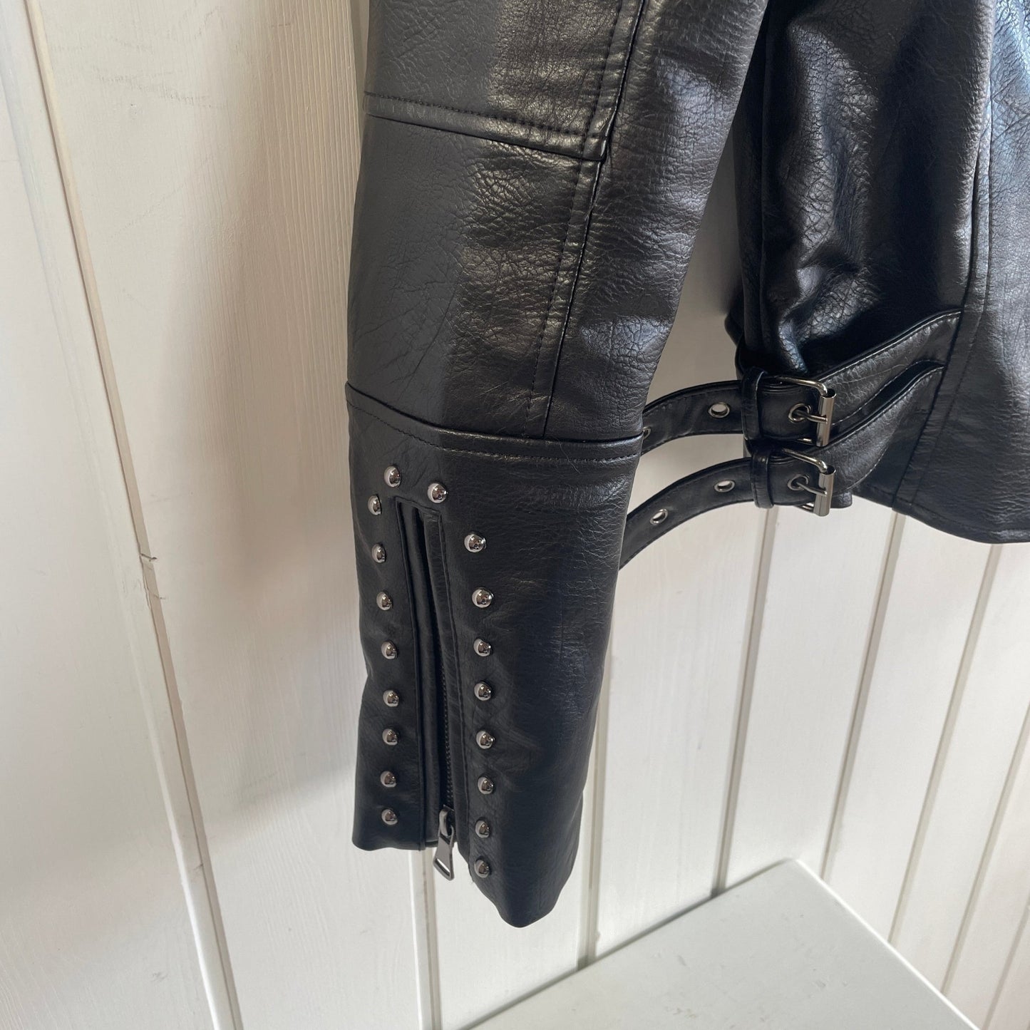 PU biker jakke str medium - Mission Afrika Genbrug