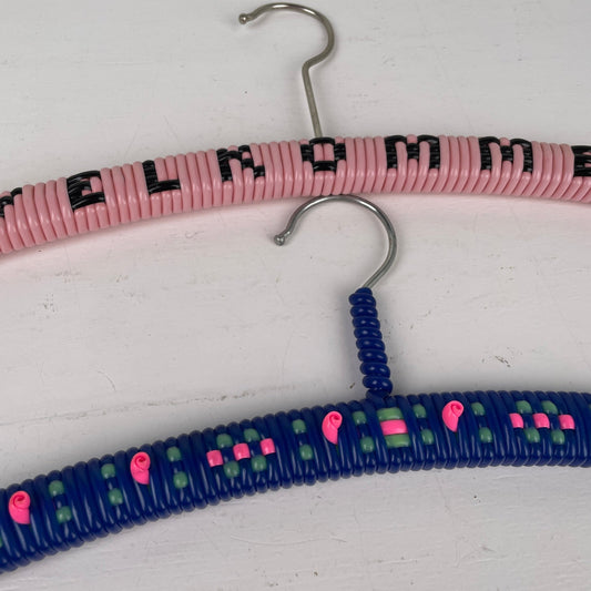 Retro bøjler med vinylbånd - Mission Afrika Genbrug