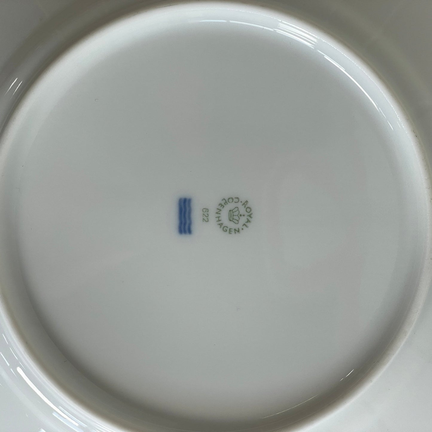 Royal Copenhagen hvidriflet tallerken 22 cm - Mission Afrika Genbrug