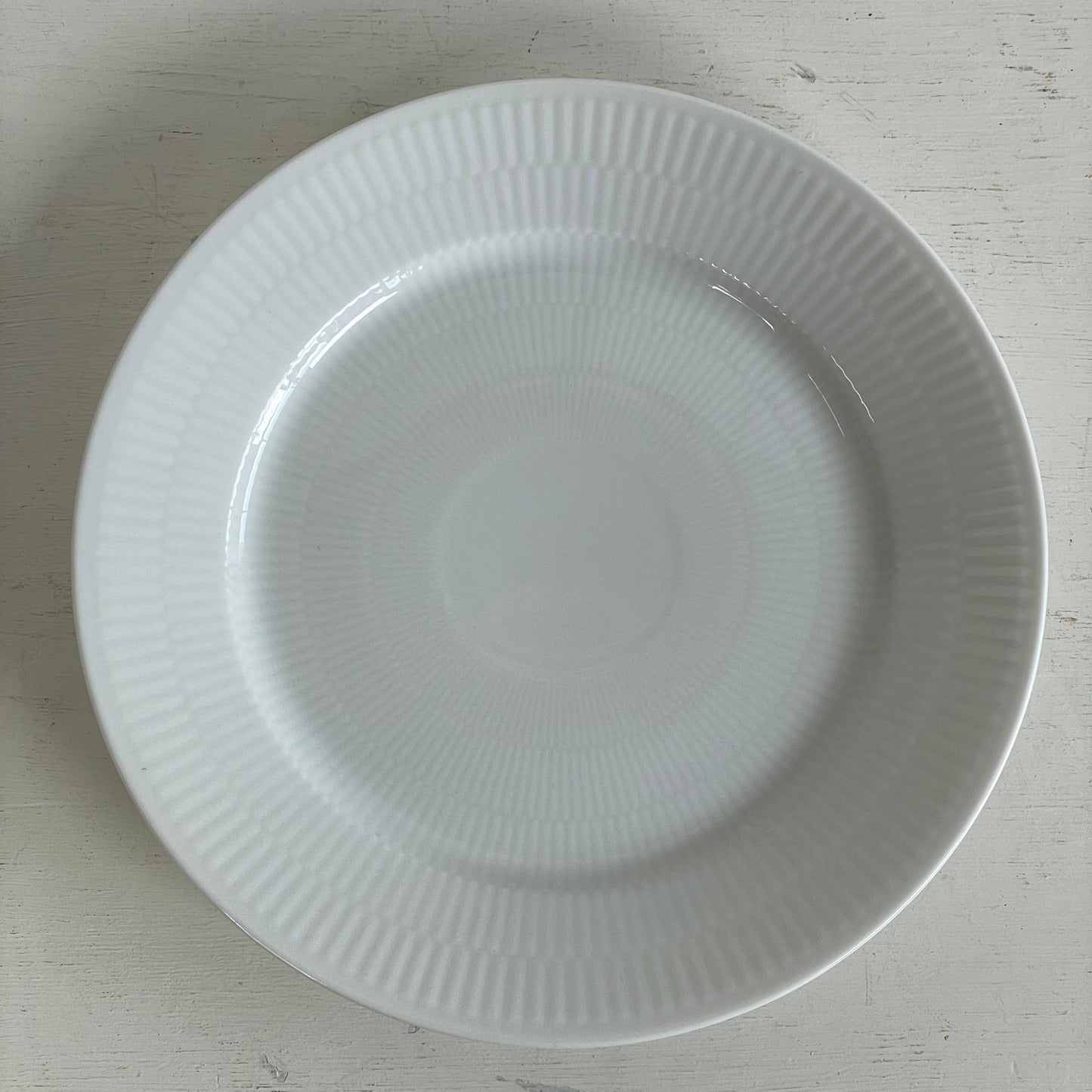 Royal Copenhagen hvidriflet tallerken 22 cm - Mission Afrika Genbrug