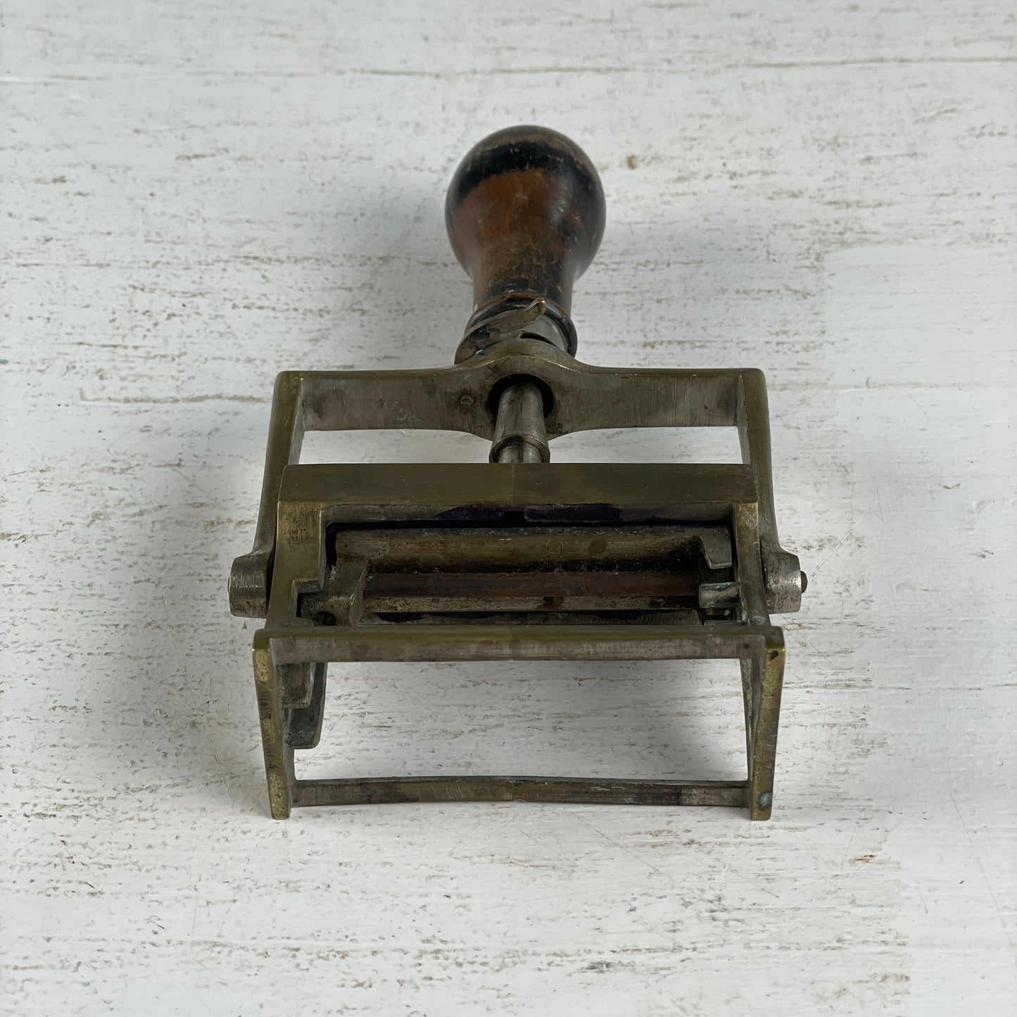 Stempel i messing med træhåndtag - Mission Afrika Genbrug