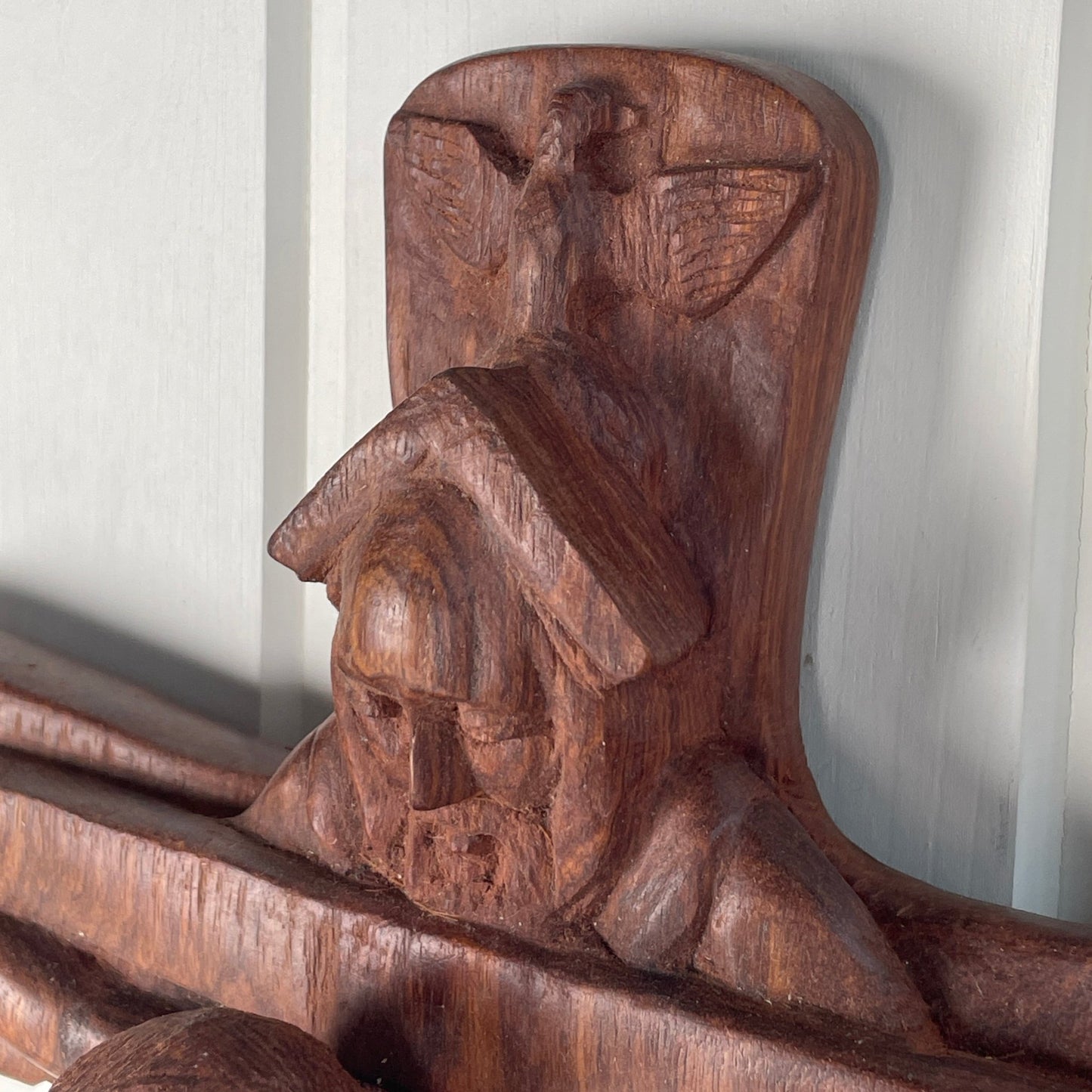 Stor håndskåret krusifiks - Mission Afrika Genbrug