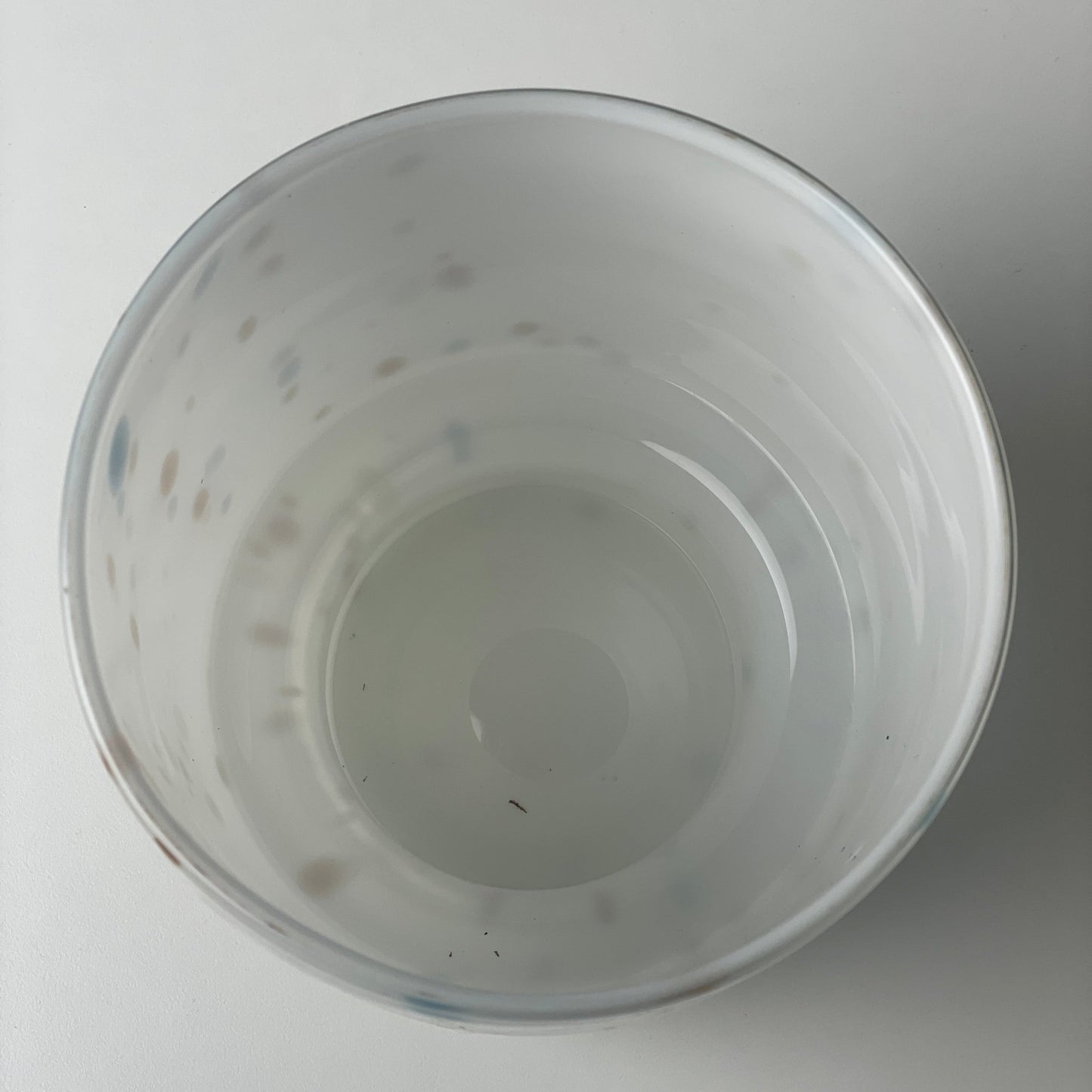 Urtepotteskjuler/vaser i glas med unika prikker - Mission Afrika Genbrug