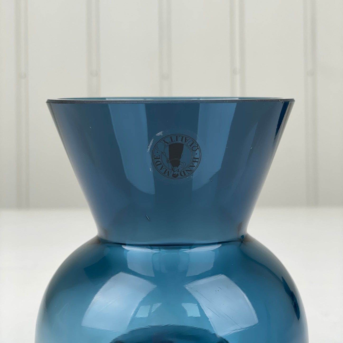 Vase/fyrfadsholder, blåt mundblæst glas - Mission Afrika Genbrug