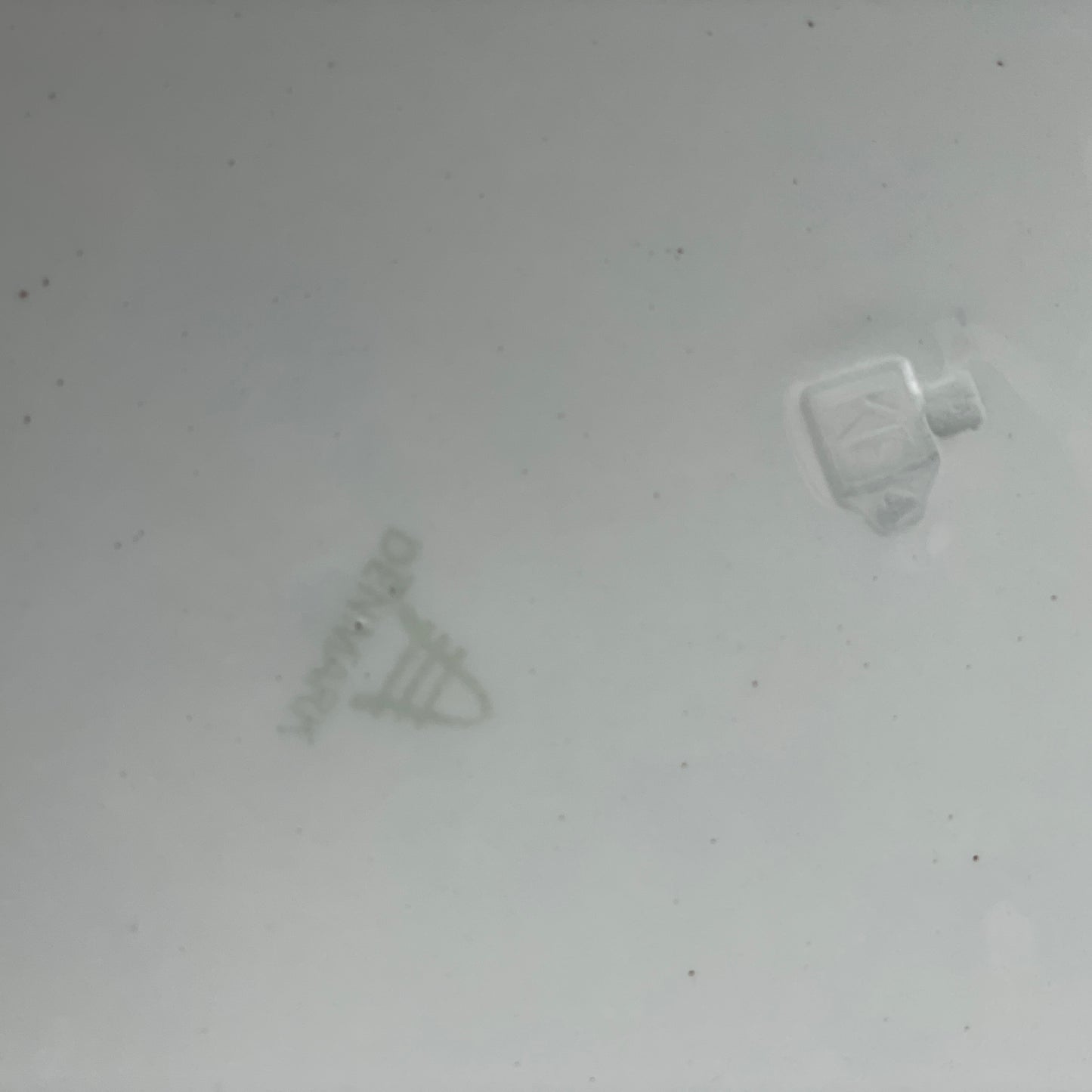 Aluminia fad rundt med blå stribe i kanten. 33 cm. i diameter.