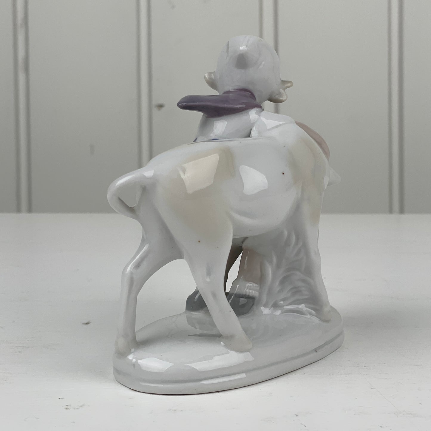 Porcelæns figur, pige med kalv