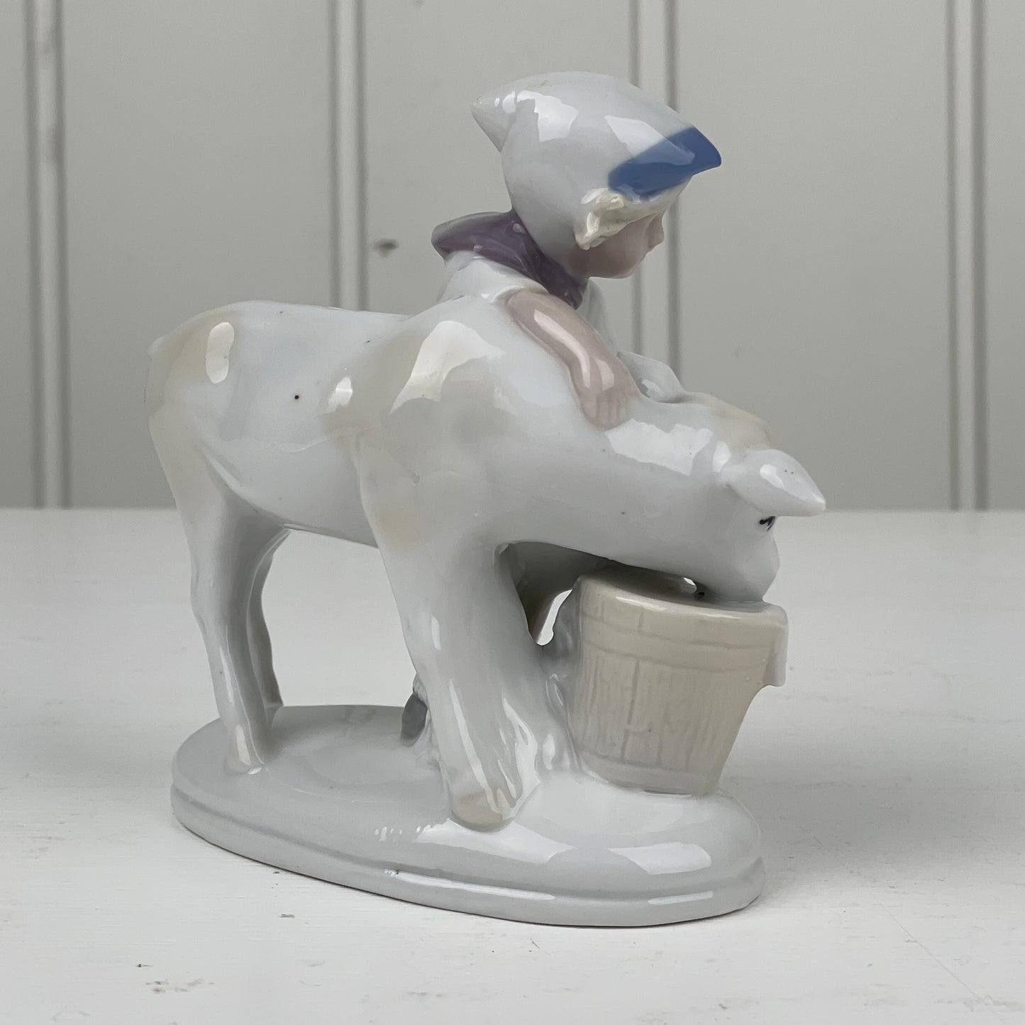 Porcelæns figur, pige med kalv