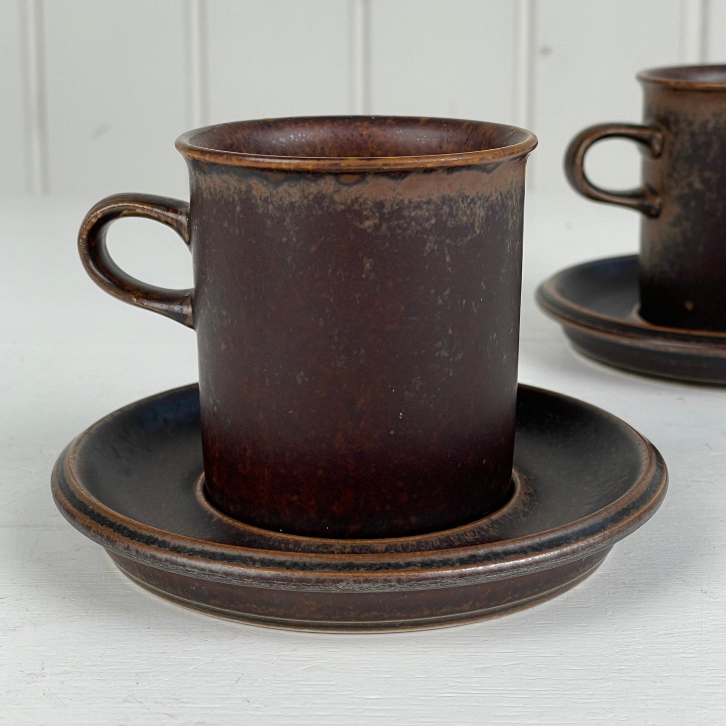 2 stk. Krus med underkop, brunt stentøj - Mission Afrika Genbrug