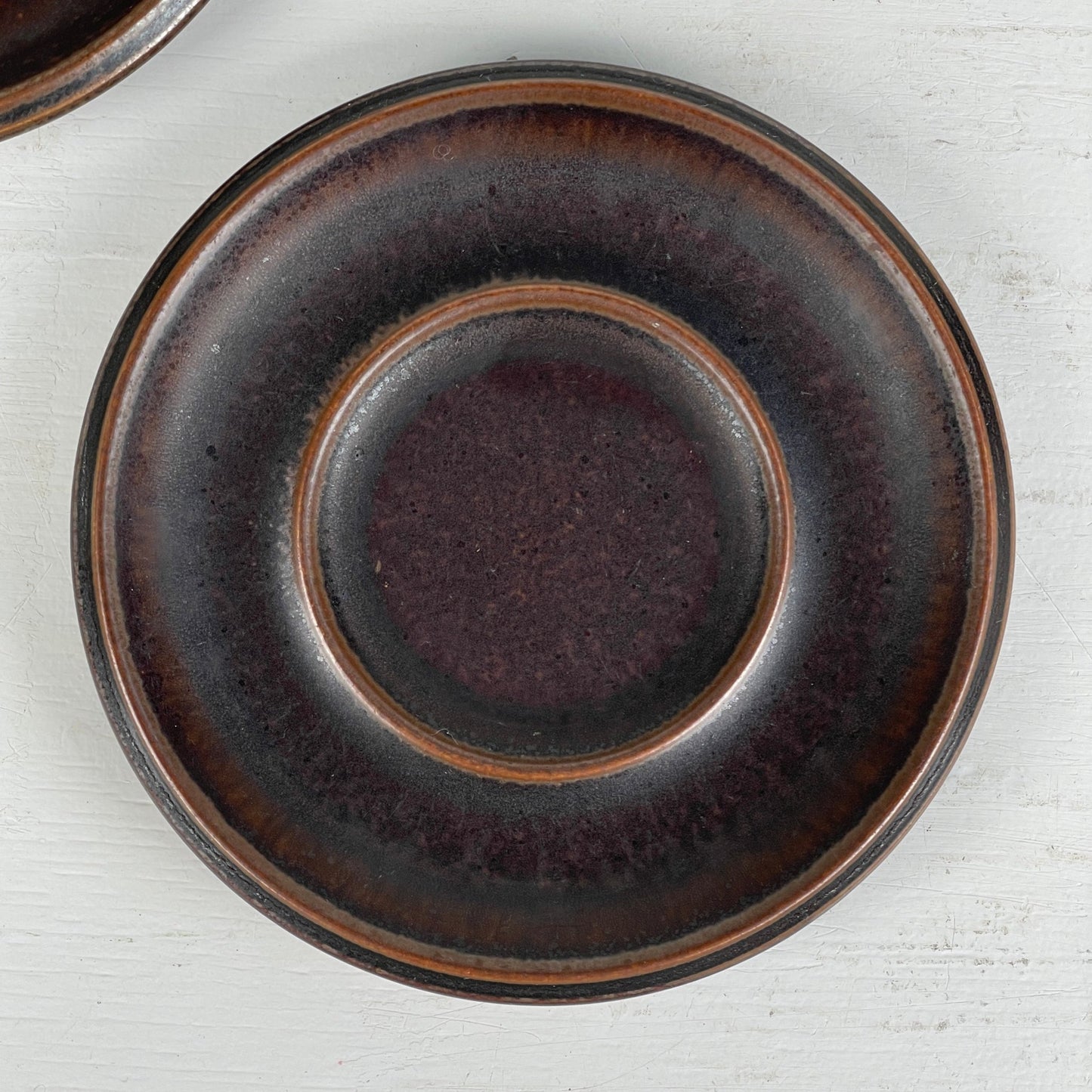 2 stk. Krus med underkop, brunt stentøj - Mission Afrika Genbrug