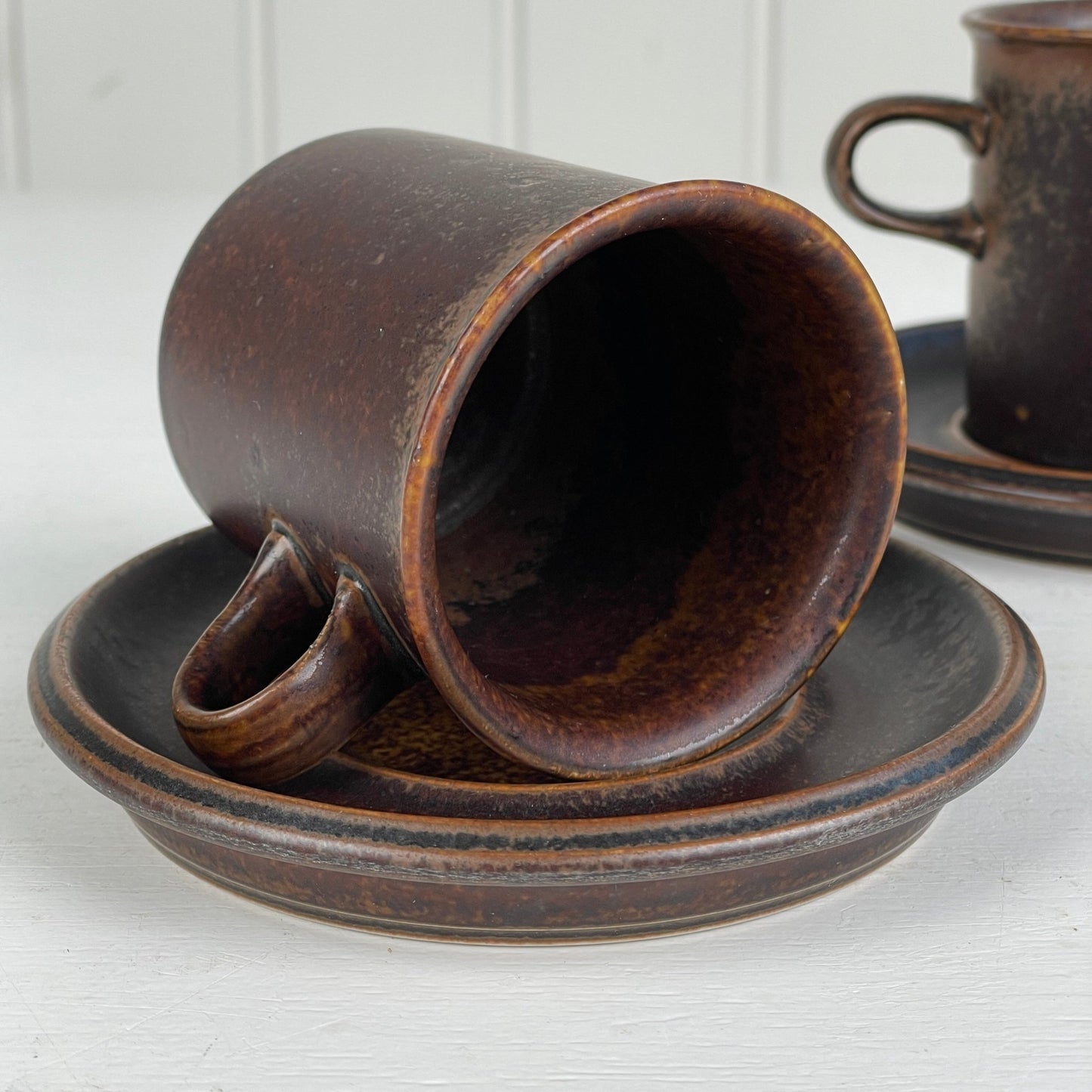 2 stk. Krus med underkop, brunt stentøj - Mission Afrika Genbrug