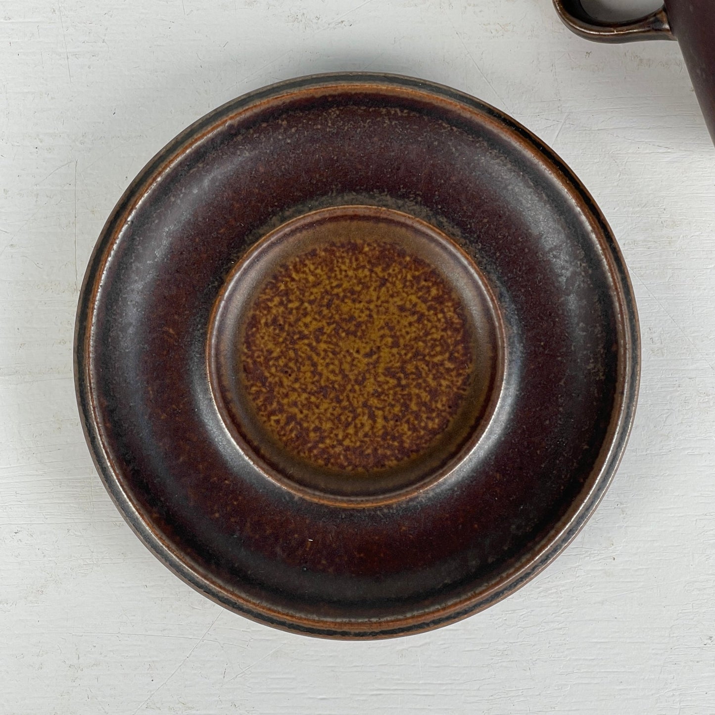 2 stk. Krus med underkop, brunt stentøj - Mission Afrika Genbrug