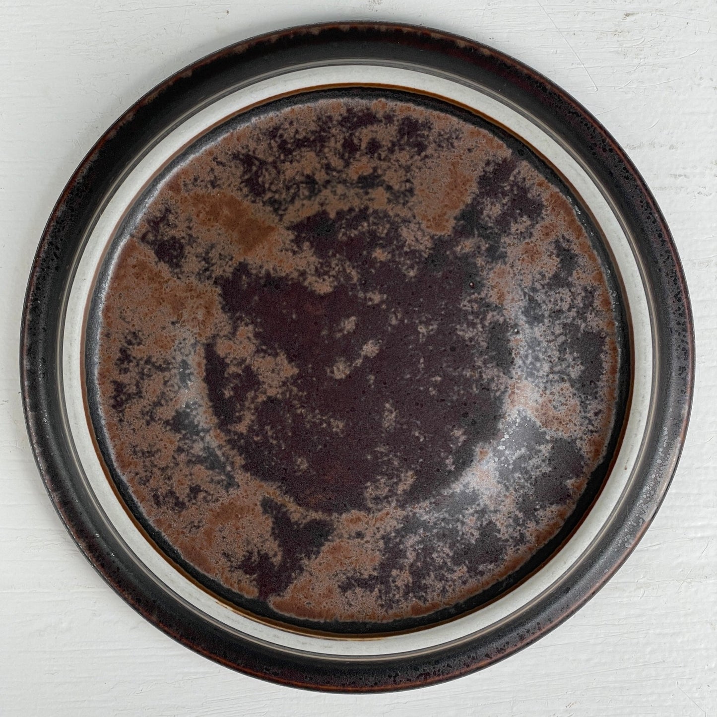 2 stk. Krus med underkop, brunt stentøj - Mission Afrika Genbrug