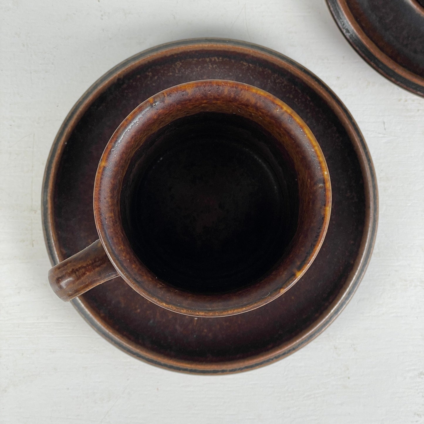 2 stk. Krus med underkop, brunt stentøj - Mission Afrika Genbrug