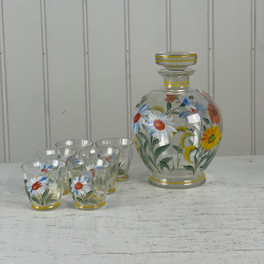 Fortryllende blomstret karaffel med glas