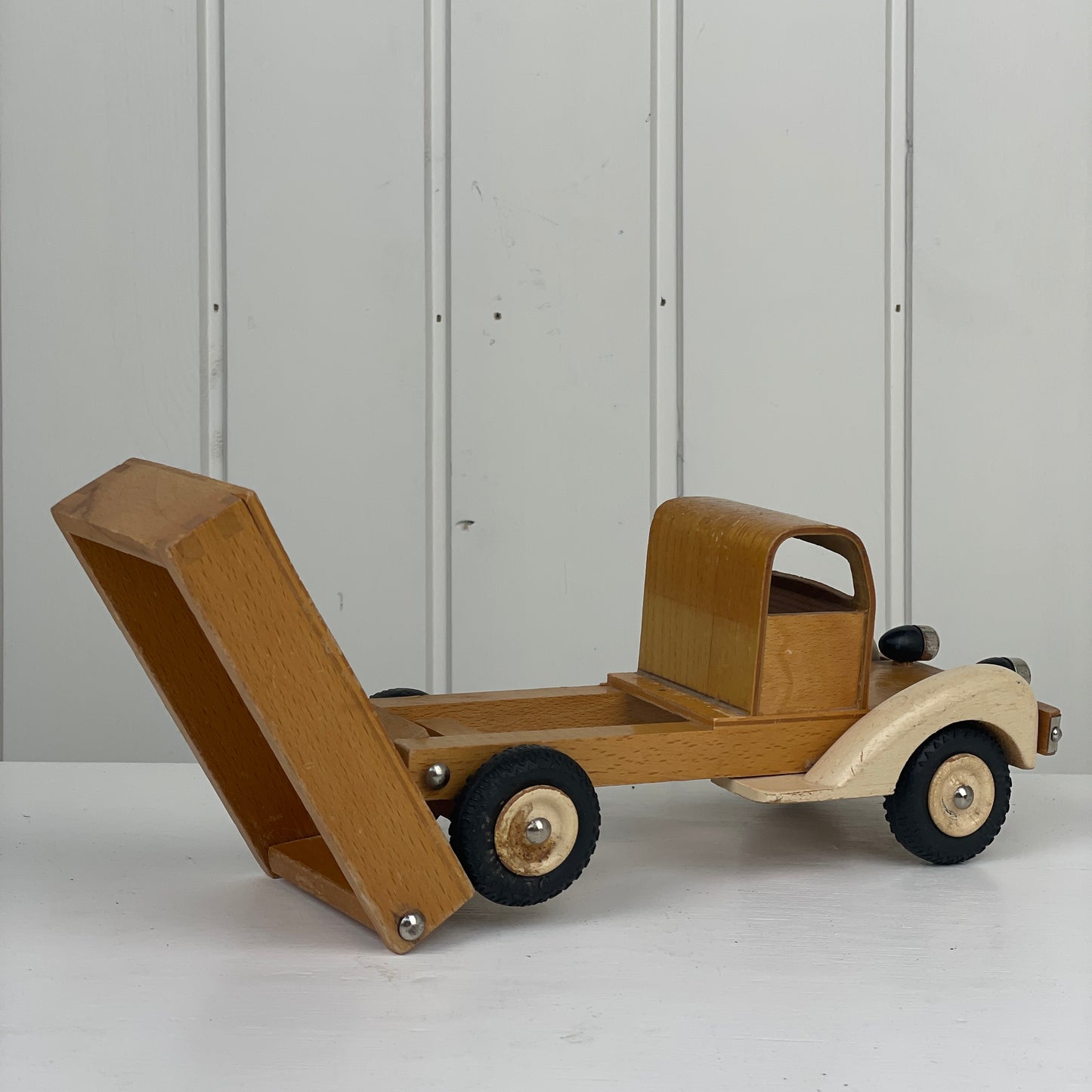 Vintage legetøjsbil i træ