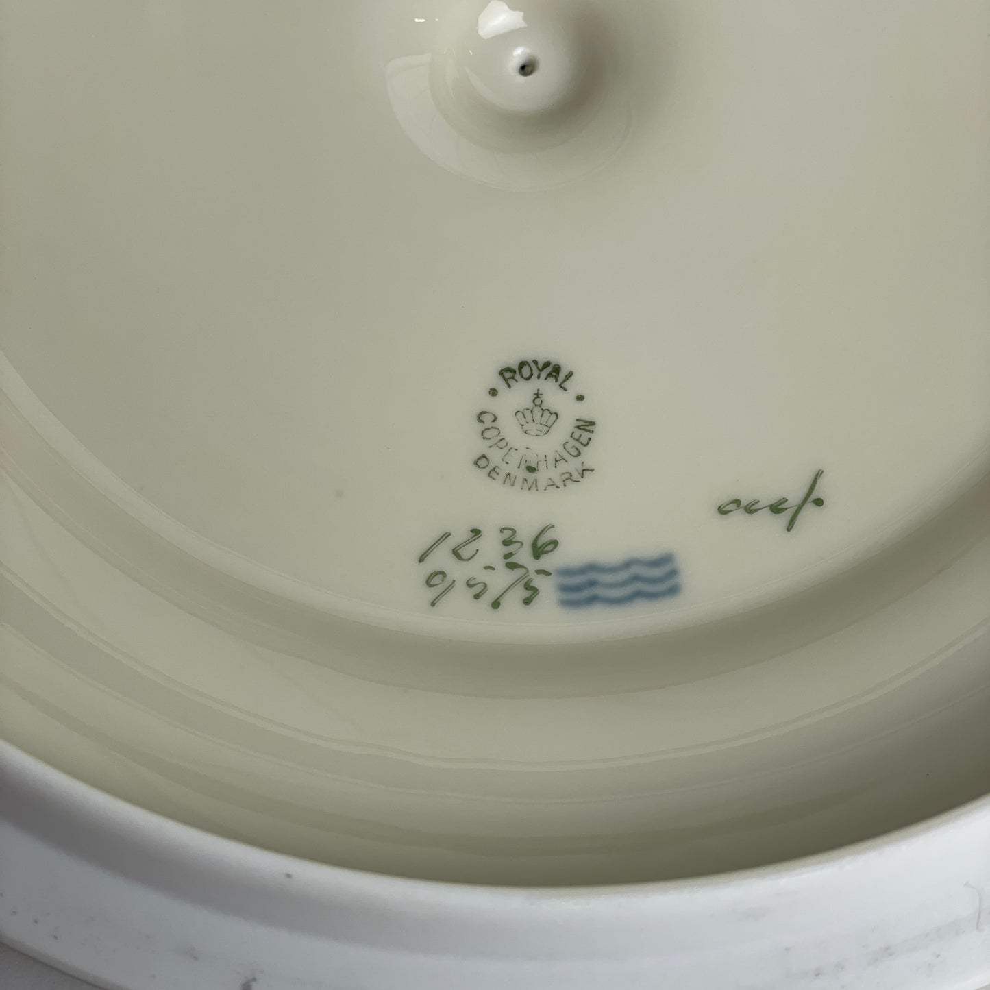 Antik Royal Copenhagen “Broager” lågfad