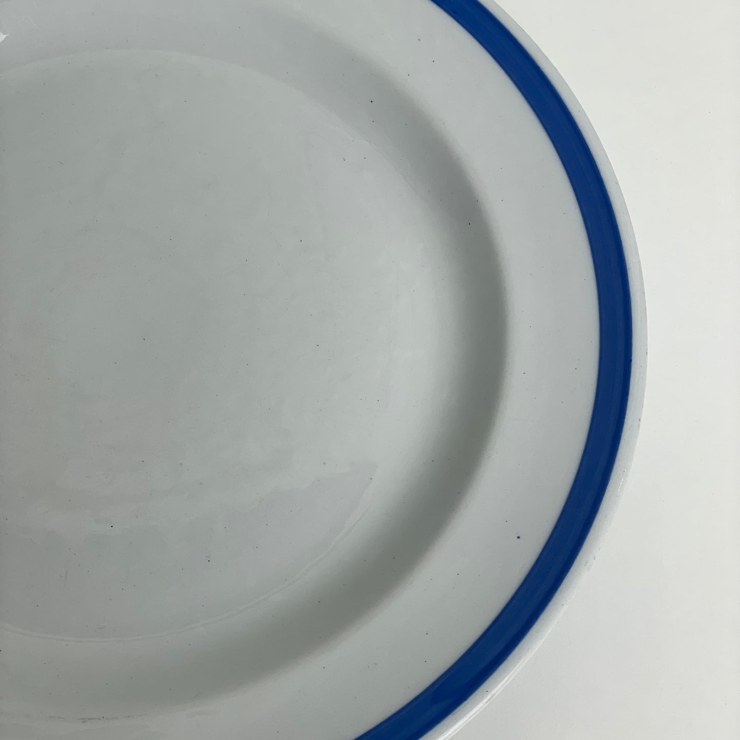 Aluminia fad rundt med blå stribe i kanten. 33 cm. i diameter.