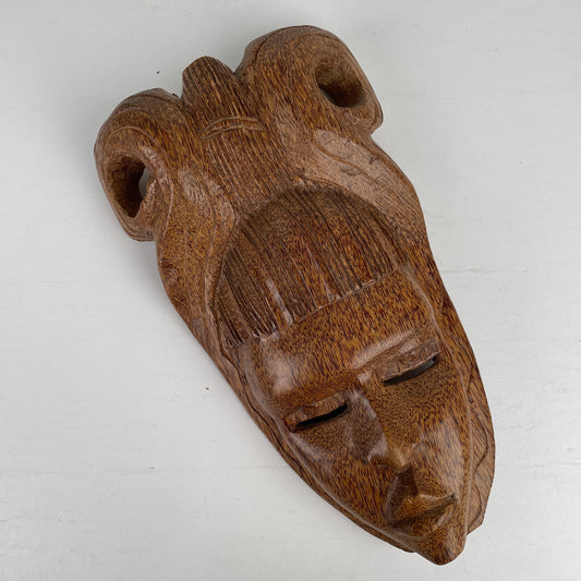Håndskåret maske