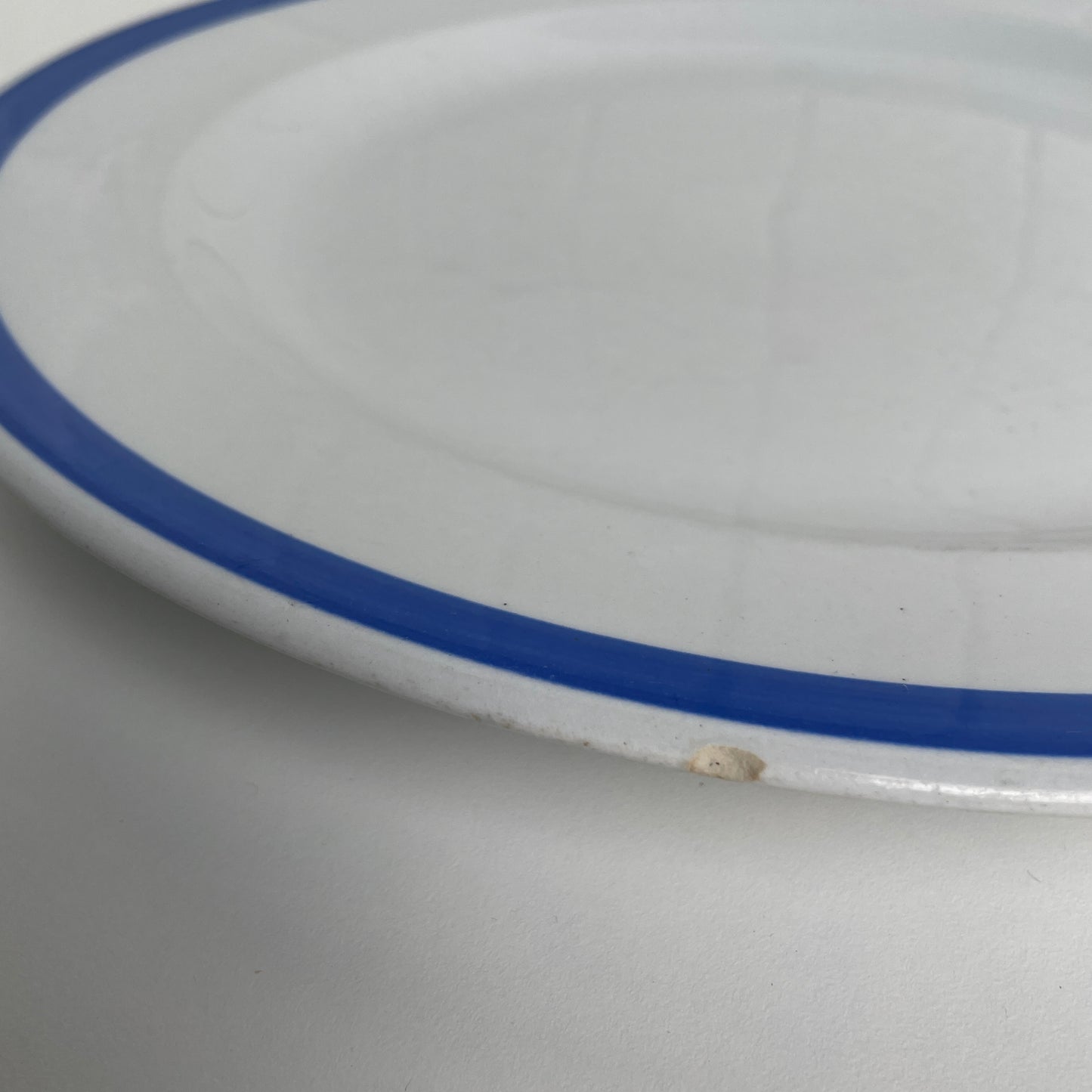 Aluminia fad rundt med blå stribe i kanten. 33 cm. i diameter.