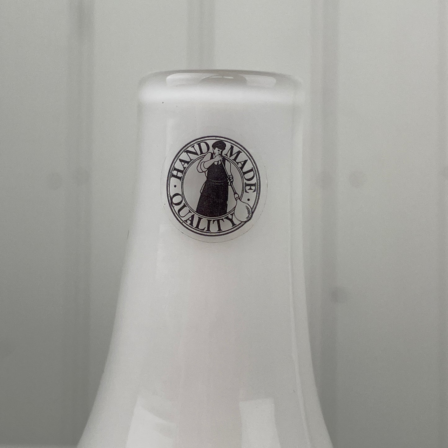 Hvid vase i opalglas, “Salong”, Johanna Jelinek