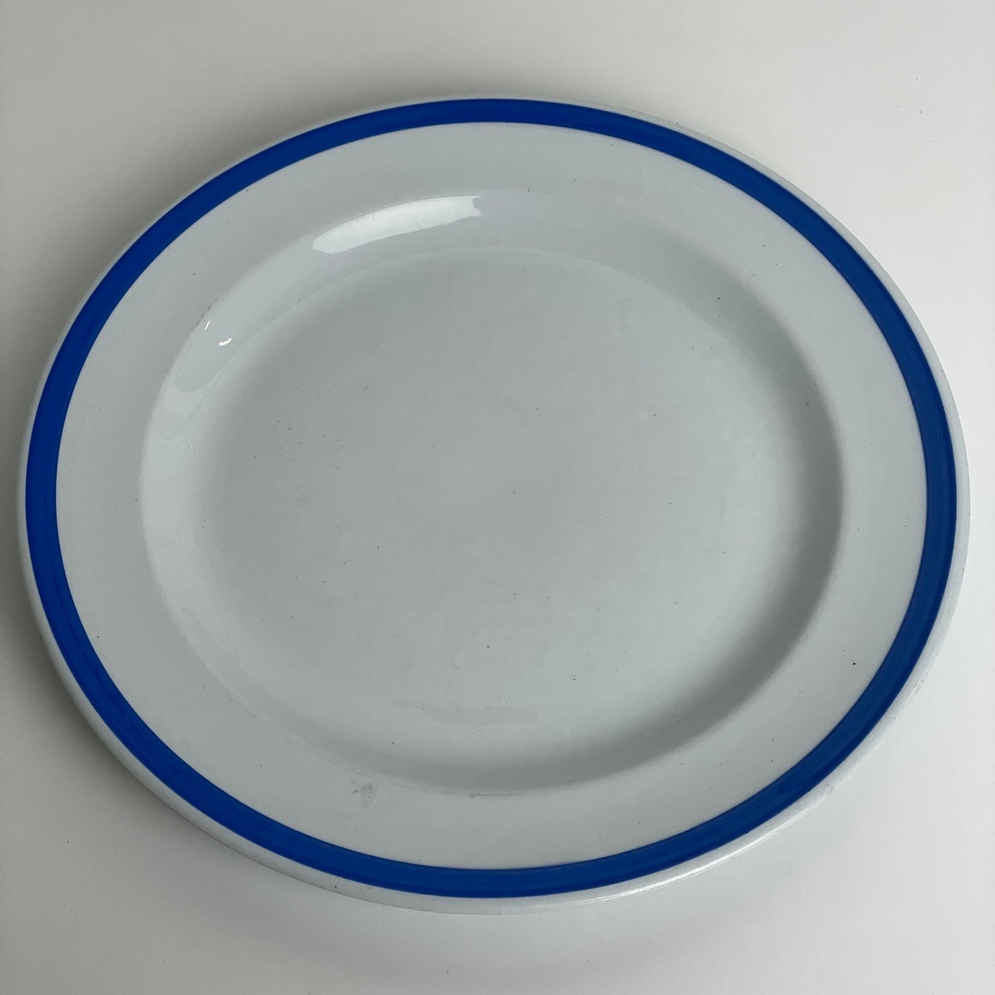 Aluminia fad rundt med blå stribe i kanten. 33 cm. i diameter. - Mission Afrika Genbrug