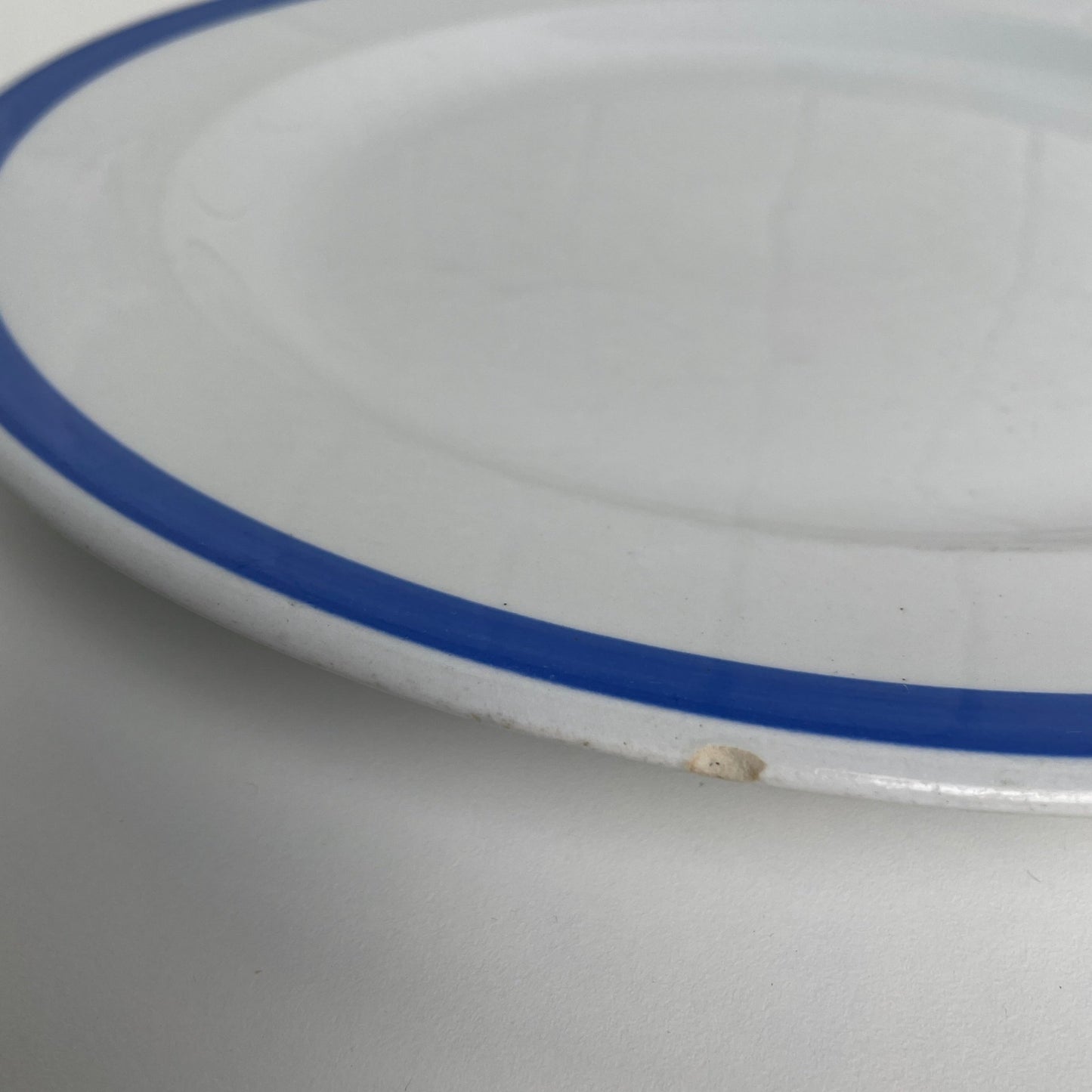 Aluminia fad rundt med blå stribe i kanten. 33 cm. i diameter. - Mission Afrika Genbrug