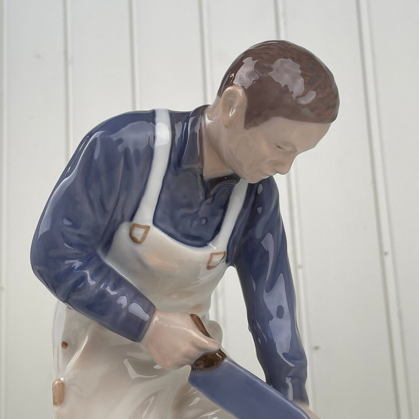 Bing og Grøndahl porcelænsfigur “tømreren” af Paul Hauch Carlsen - Mission Afrika Genbrug