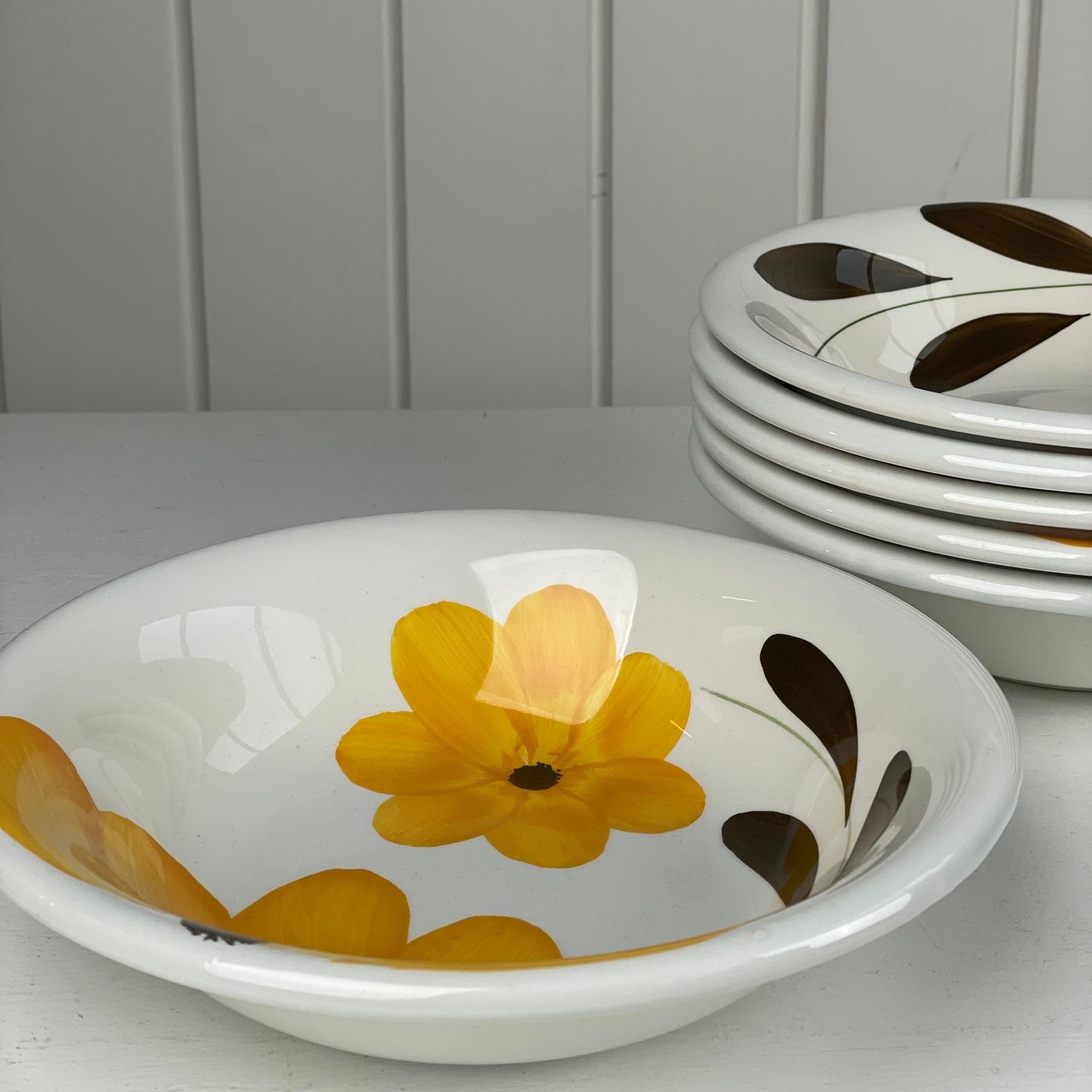 Dybe tallerkner med blomstermotiv 6stk - Mission Afrika Genbrug