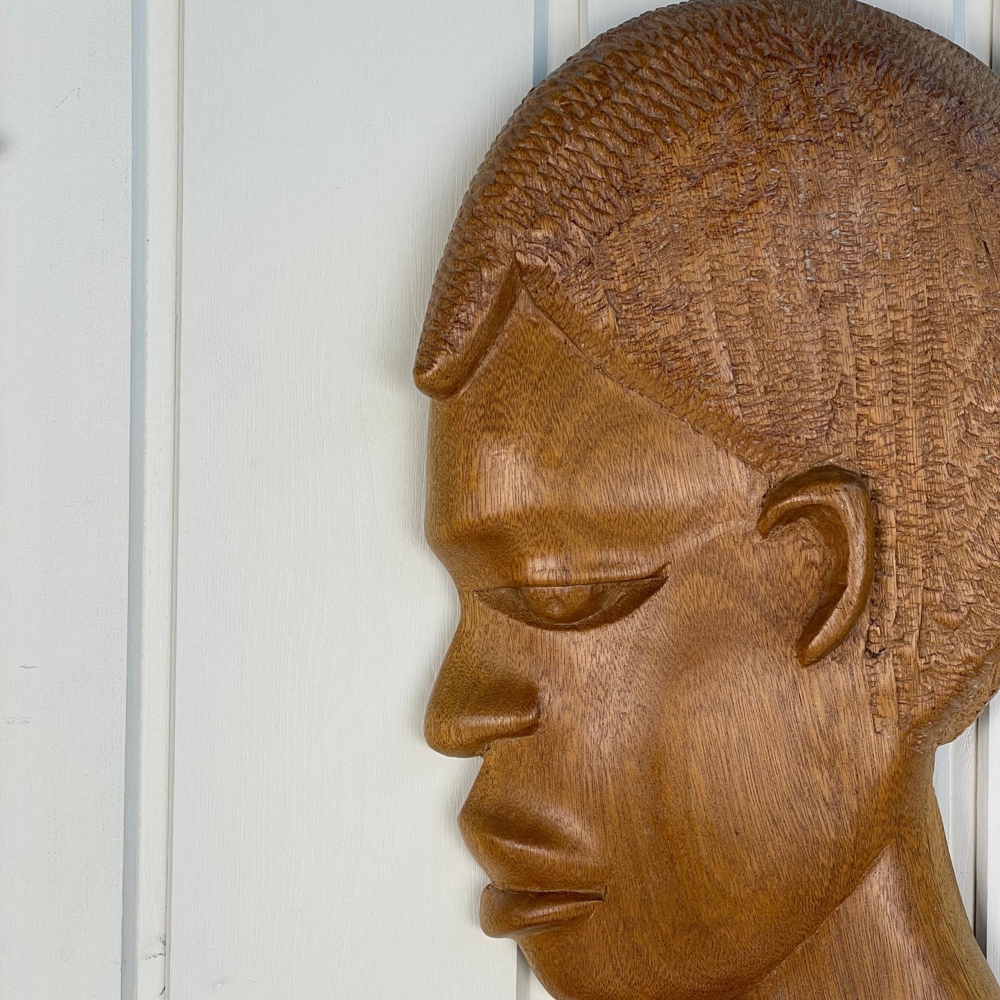 Håndskåret ophæng i træ - Mission Afrika Genbrug