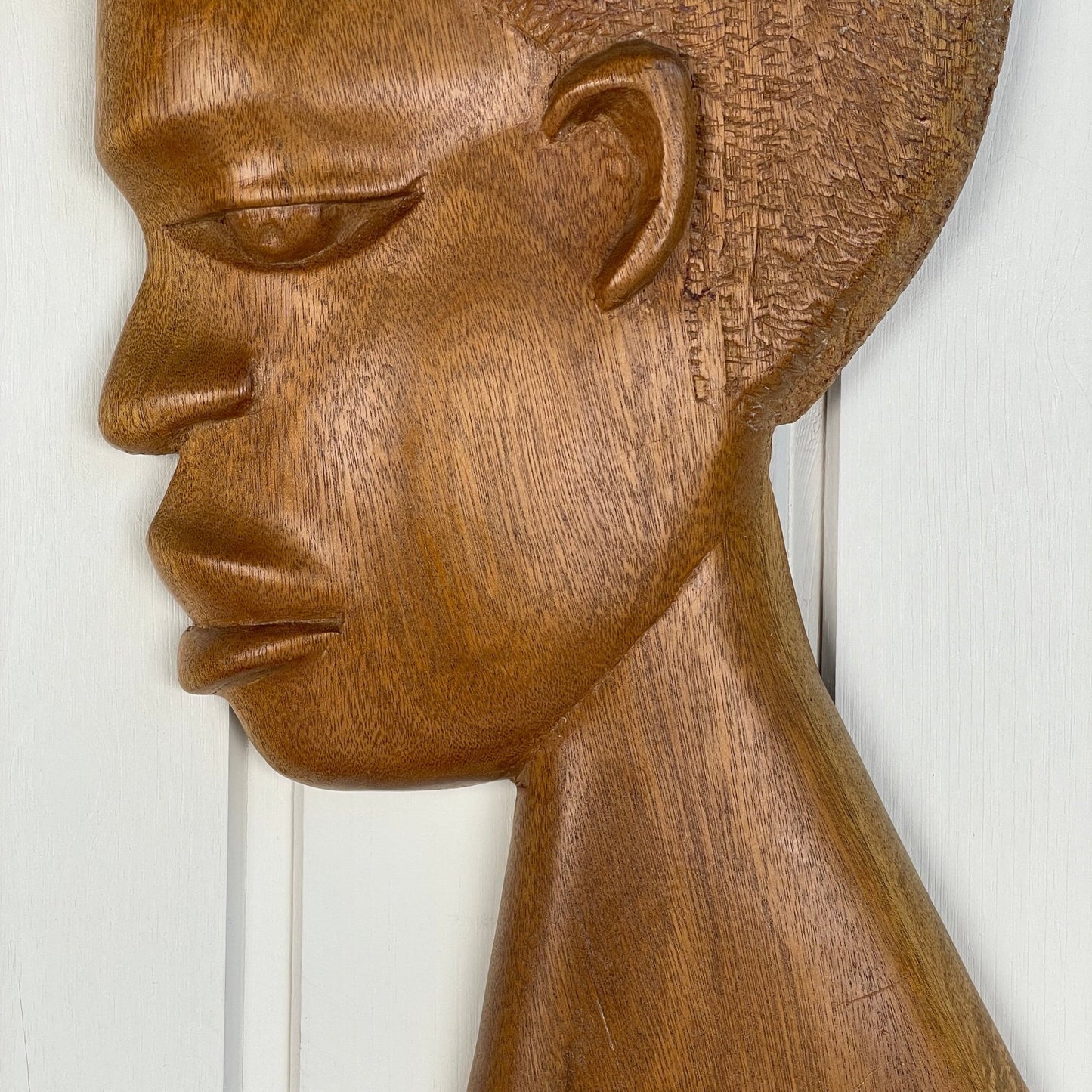 Håndskåret ophæng i træ - Mission Afrika Genbrug