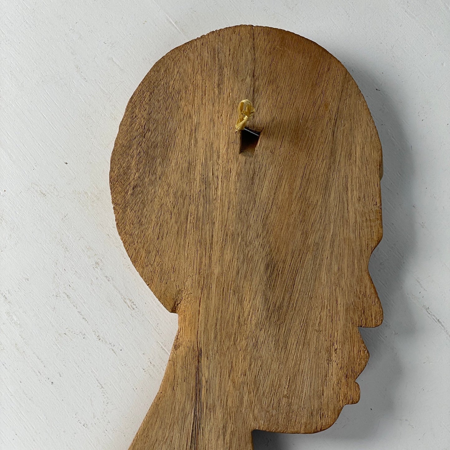 Håndskåret ophæng i træ - Mission Afrika Genbrug