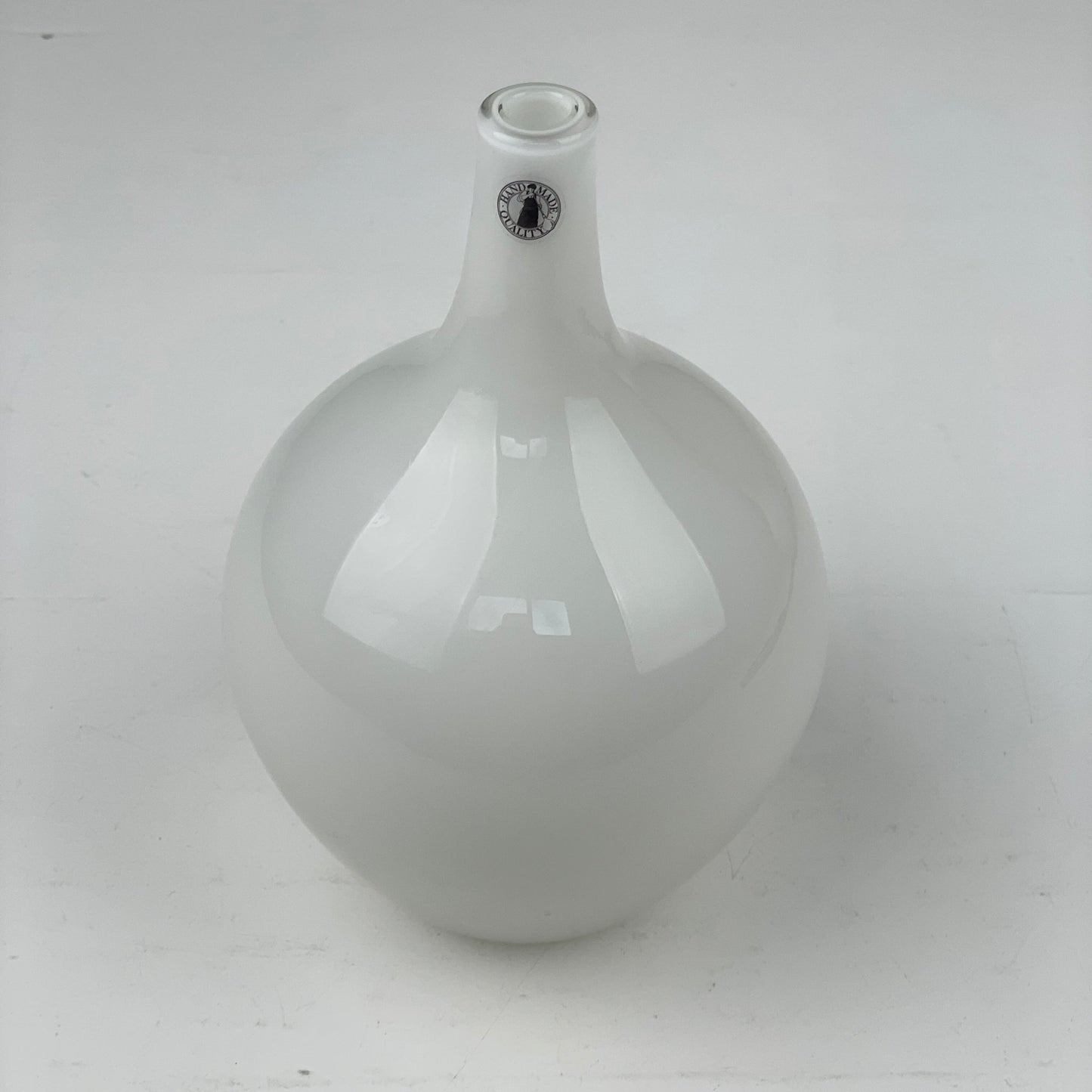 Hvid vase i opalglas, “Salong”, Johanna Jelinek - Mission Afrika Genbrug